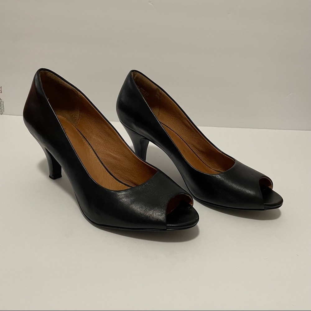 Clarks Artisan Women's Size 8M Black Leather Peep Toe Slip On Heel Pumps